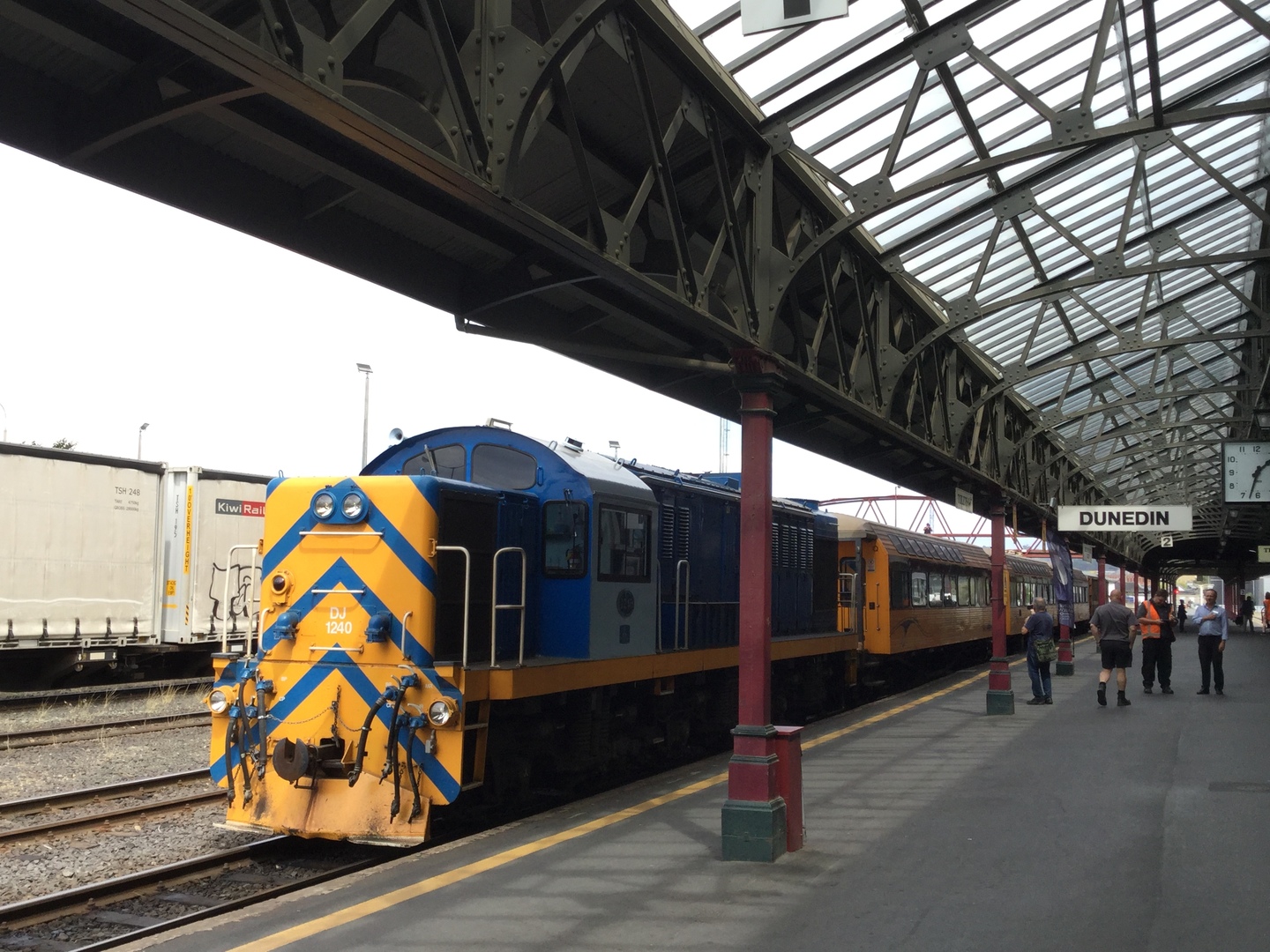 ダニーデン観光の一つに観光列車に乗車しました。集合から解散まで約5時間位でしたが、絶景続きで、あっという間の往復でした。ホテルチェックイン前に午後出発コースに参加しましたが、大きなスーツケースを駅内のツアーカウンターで預かってくれたので、駅内を観光できたので良かった。おすすめします。