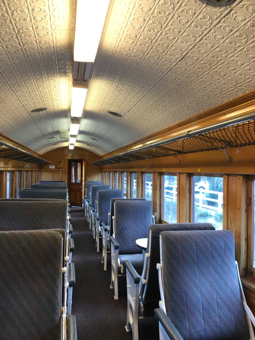 ダニーデン観光の一つに観光列車に乗車しました。集合から解散まで約5時間位でしたが、絶景続きで、あっという間の往復でした。ホテルチェックイン前に午後出発コースに参加しましたが、大きなスーツケースを駅内のツアーカウンターで預かってくれたので、駅内を観光できたので良かった。おすすめします。